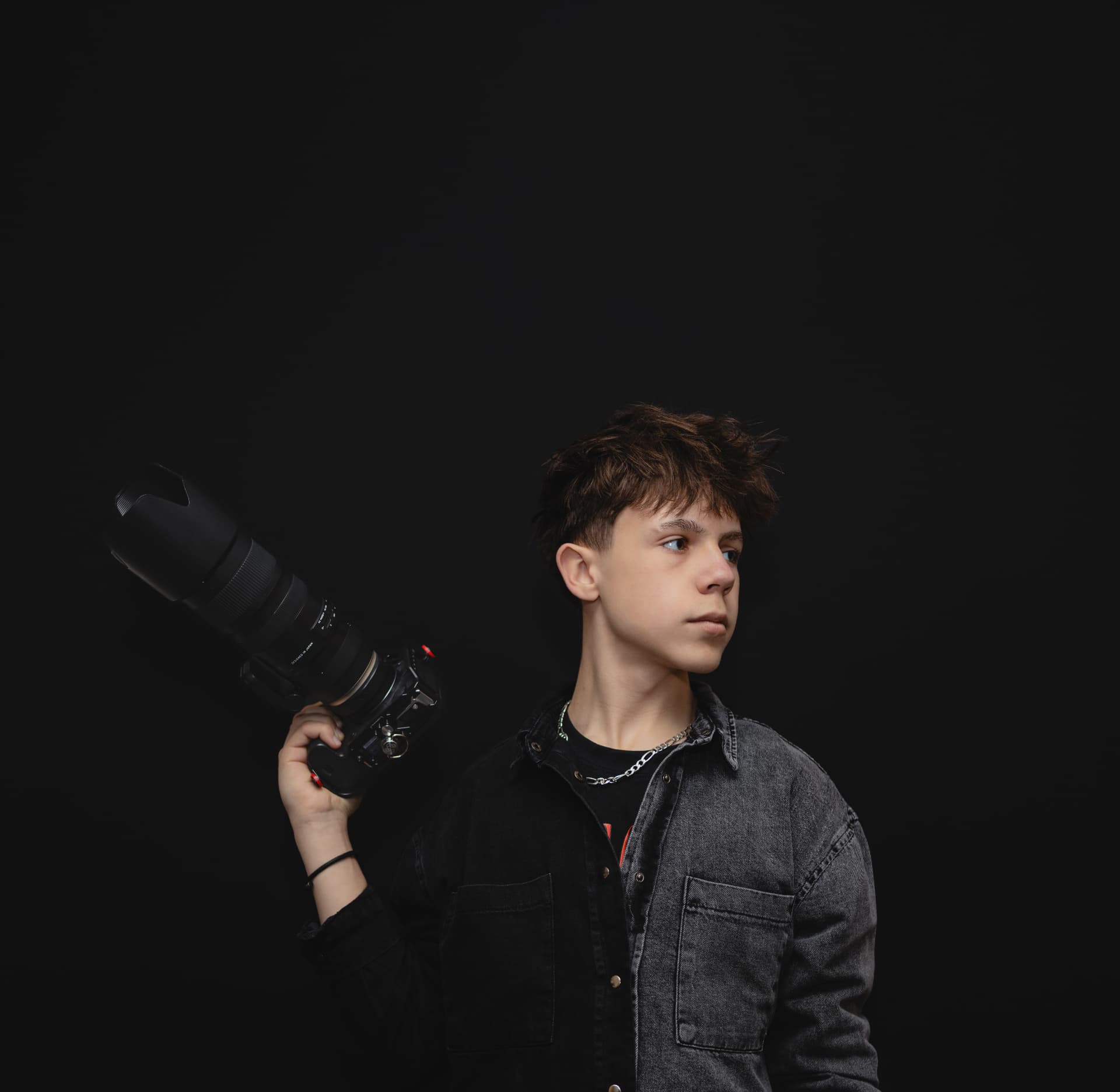 Michal Mrlina s fotoaparátem v ateliéru